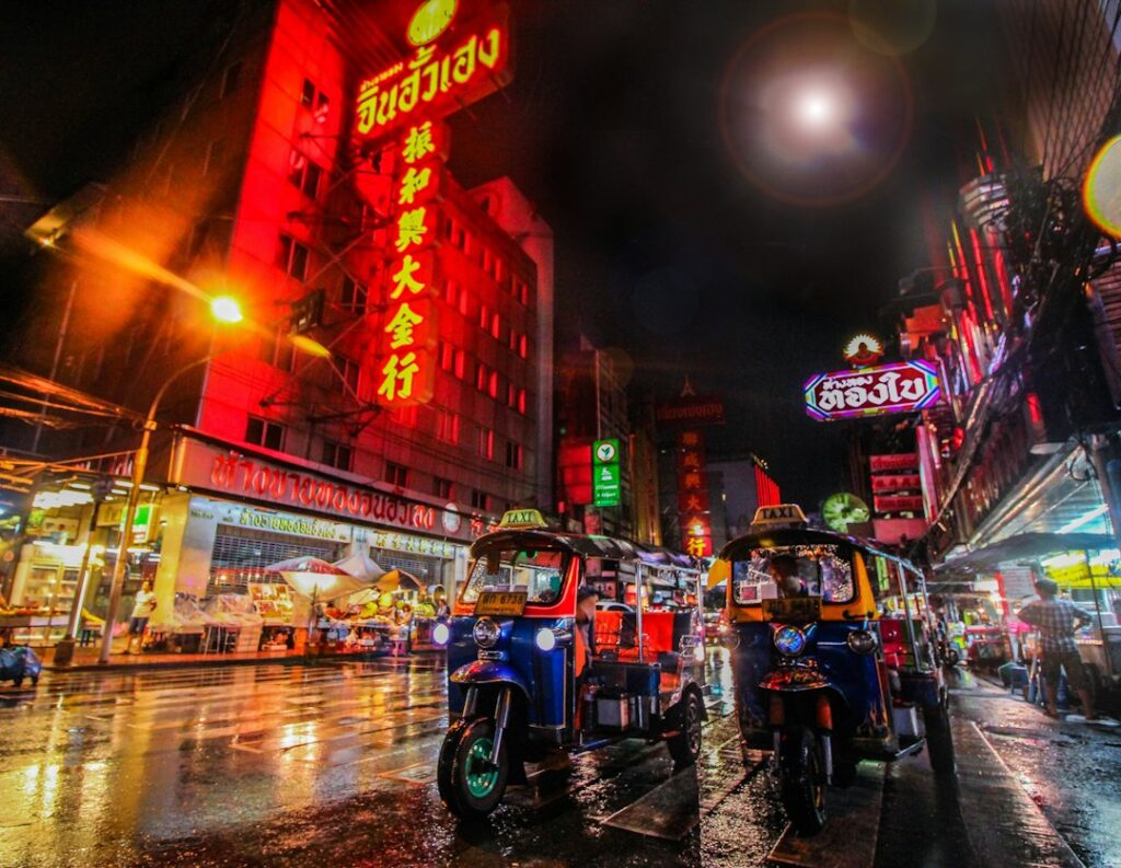 Bangkok Social Life for Longer Stays: Culture, Night Markets, Etiquette and Safety