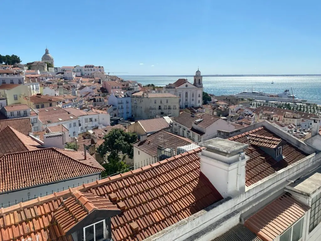 Lisbon Social Life for Longer Stays: Fado, Neighborhood Culture and Respectful Connections